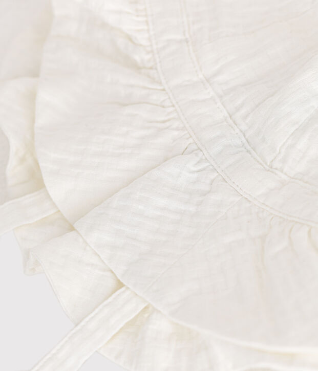 Cappellino operato beb&egrave; femmina a tinta unita bianco