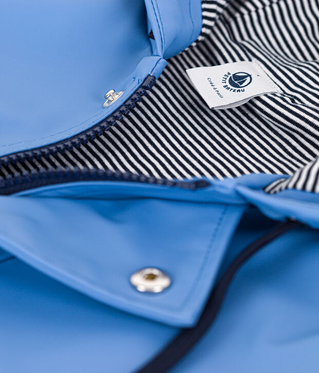 Iconico impermeabile cerato realizzato con materiali riciclati blu