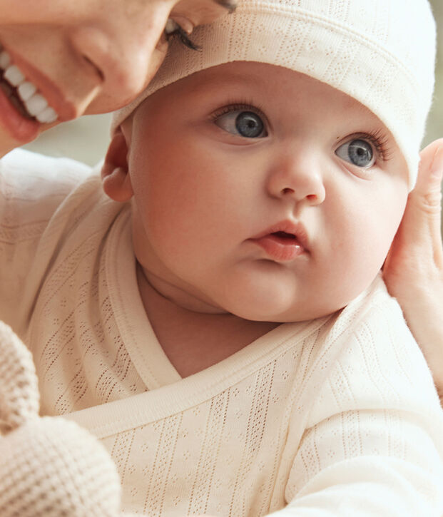 Set lungo 3 pezzi neonato in cotone traforato con cuffietta coordinata. MILK