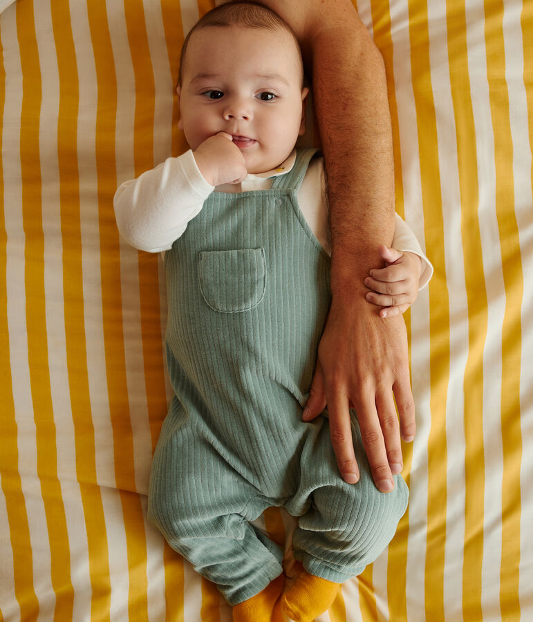 Completo nascita composto da salopette e body in cotone ricamato verde