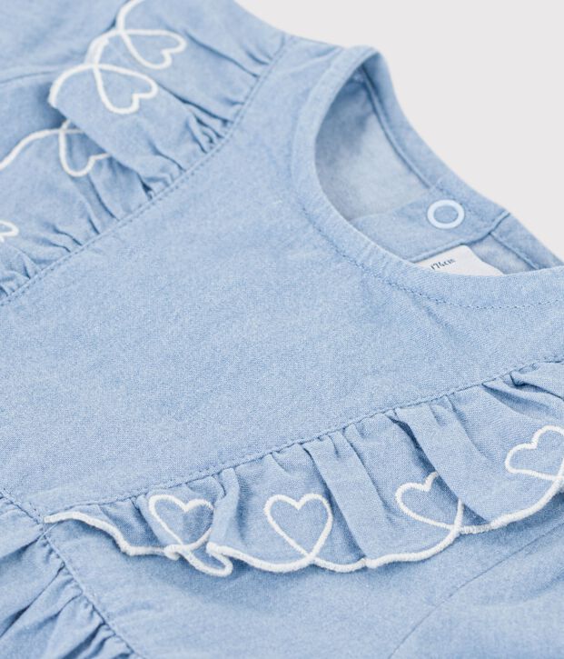 Vestitino da neonata in chambray a maniche corte ricamato con cuori. blu