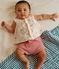 Completo nascita due pezzi in cotone con blusa a volant rosa FLEUR/bianco MULTICO