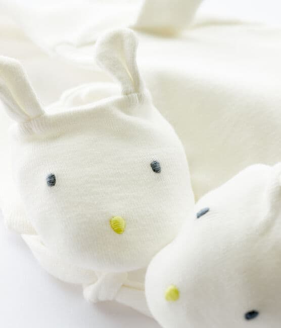 Confezione cappellino nascita e babbucce con coniglio neonato in tubique di cotone biologico variante 1