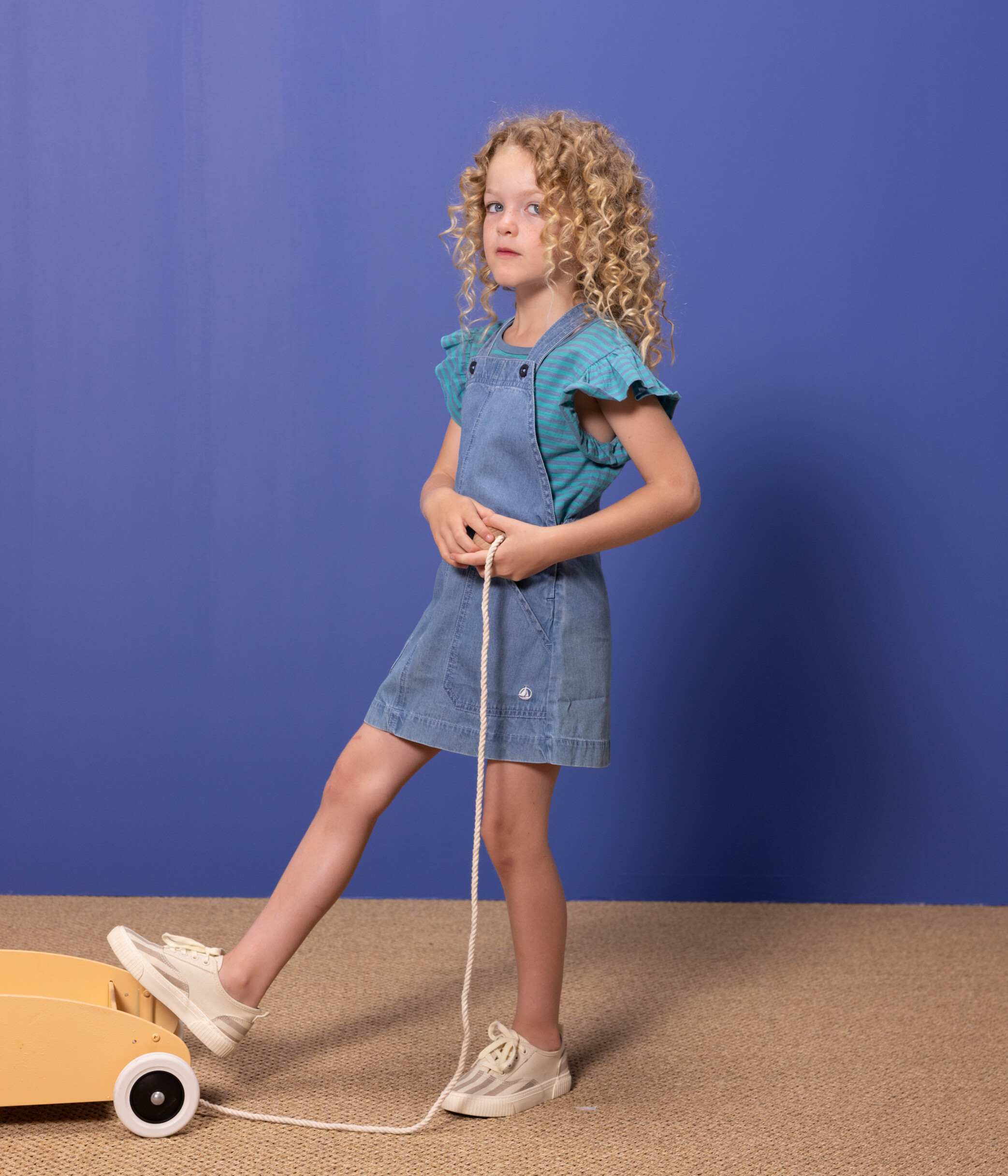 Jeans Per Bambina Con Vita Elasticizzata - Denim Morbido E Strappato | KIDSCOOL SPACE - Foto 3